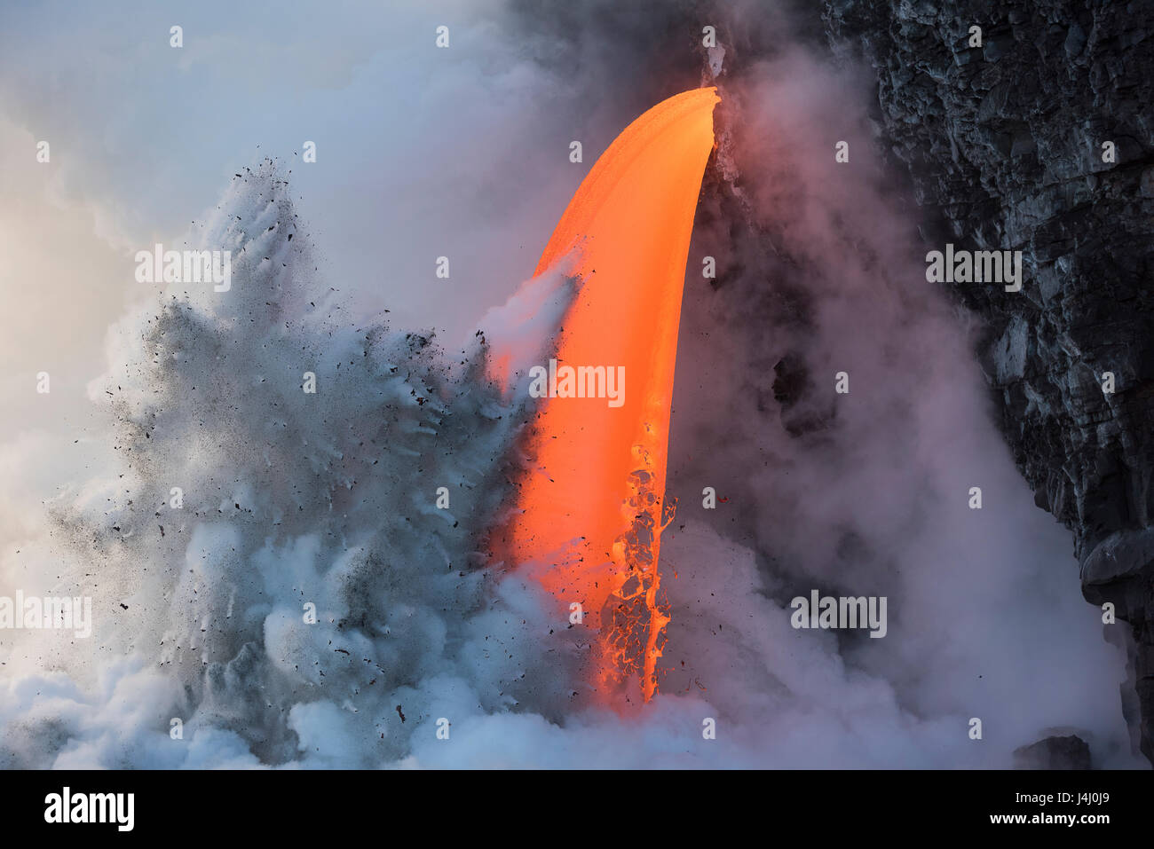 heißer Lava aus dem 61G-Flow von Kilauea Vulkan betritt den Ozean bei Kamokuna Eintrag im Hawaii Volcanoes National Park, Hawaiis Big Island, USA Stockfoto