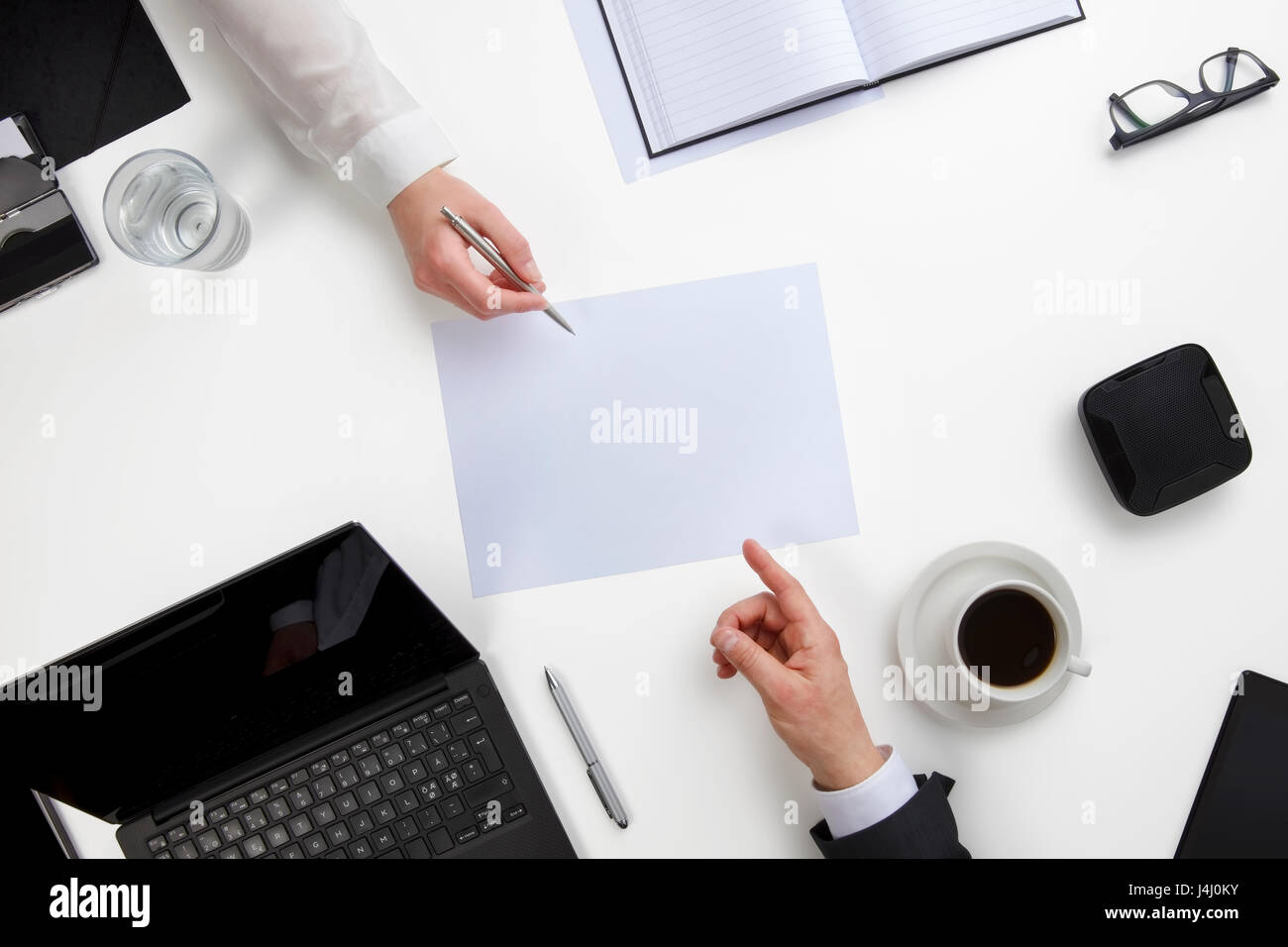 Business-Leute diskutieren über Dokument an weißen Schreibtisch Stockfoto