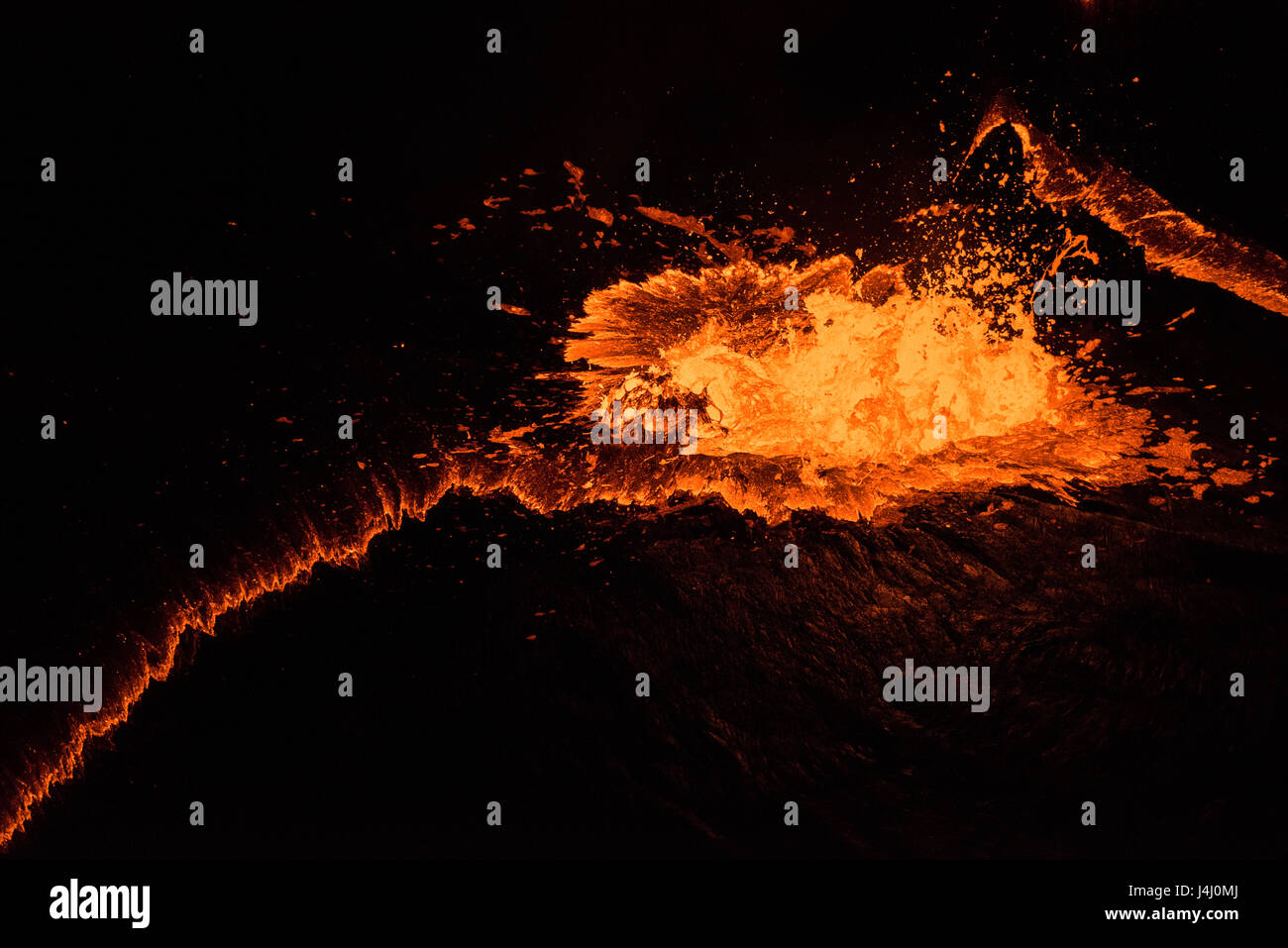 heiße geschmolzener Lava kocht einen Lavasee im Halemaumau Crater; zerklüftete rote Linien markieren die Verbindungsstellen zwischen den Platten der solide abgekühlte Lava Kilauea-Vulkan, Hawaii Stockfoto