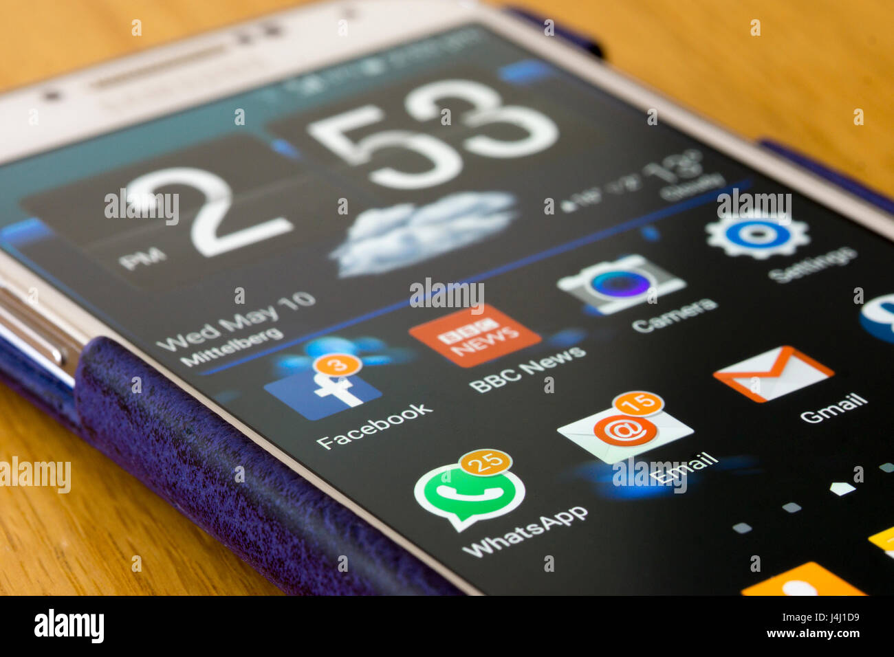 Eine Nahaufnahme auf einem Smartphone apps mit ungelesenen Nachrichten und neuen Benachrichtigungen anzeigen Stockfoto