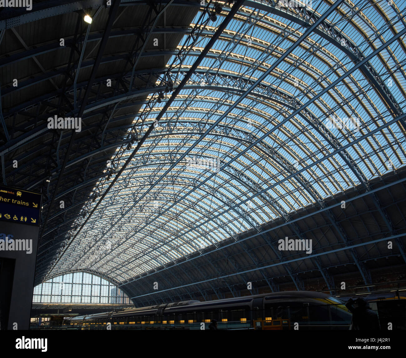 St Pancras Station, London. Die Wagenhalle, entworfen von William Barlow für die Midland Railway in den 1860er Jahren. Blick nach Norden in Richtung Giebelseite. Stockfoto