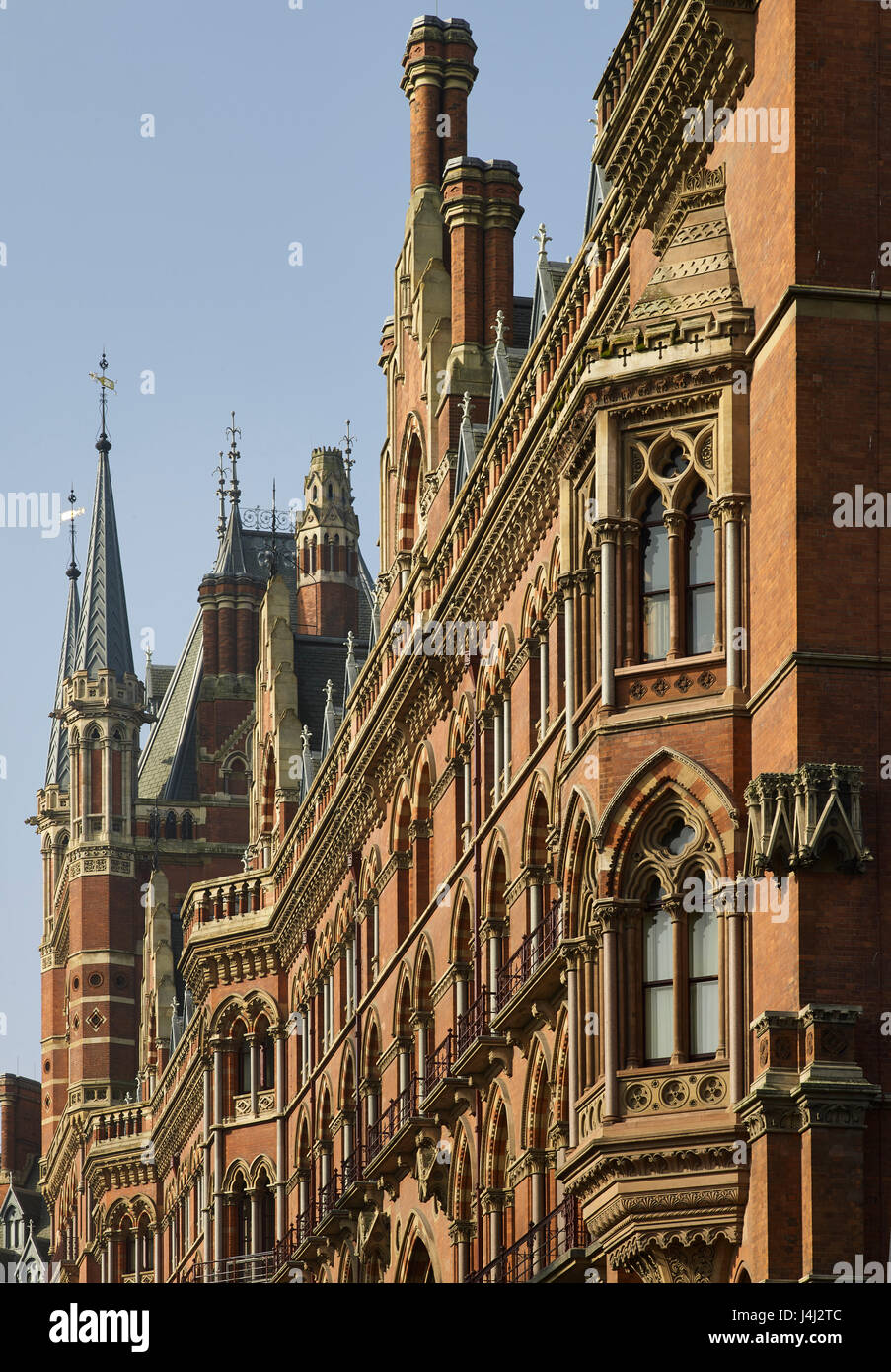 Südfront des Midland Grand Hotel in St. Pancras Station, London. Von George Gilbert Scott, entworfen in den 1860er Jahren im viktorianischen neogotischen Stil. Stockfoto