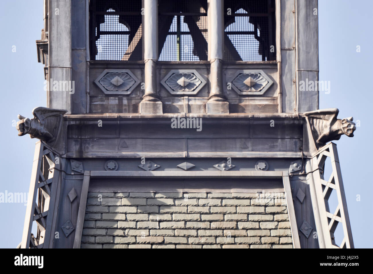 Uhrturm Detail des Midland Grand Hotel in St. Pancras Station, London. Wasserspeier mit Gitterträgern. Designed by George Gilbert Scott der 1860er Jahre Stockfoto