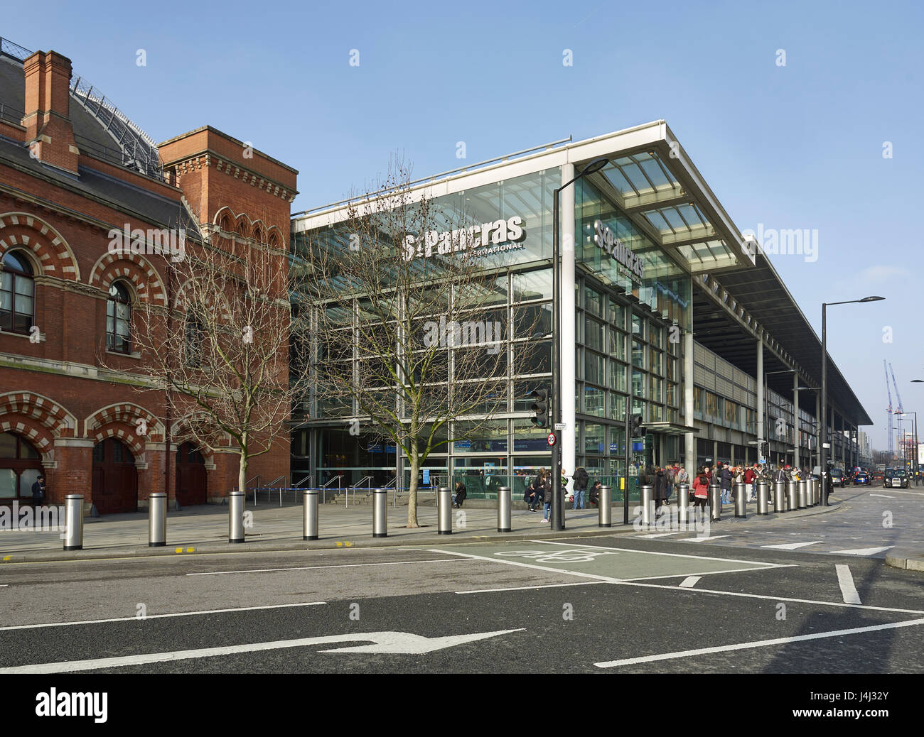 Alte und neue St. Pancras Station, London. Auf Links ist William Barlows viktorianischen Wagenhalle; rechts ist Fosters neue internationale station Stockfoto
