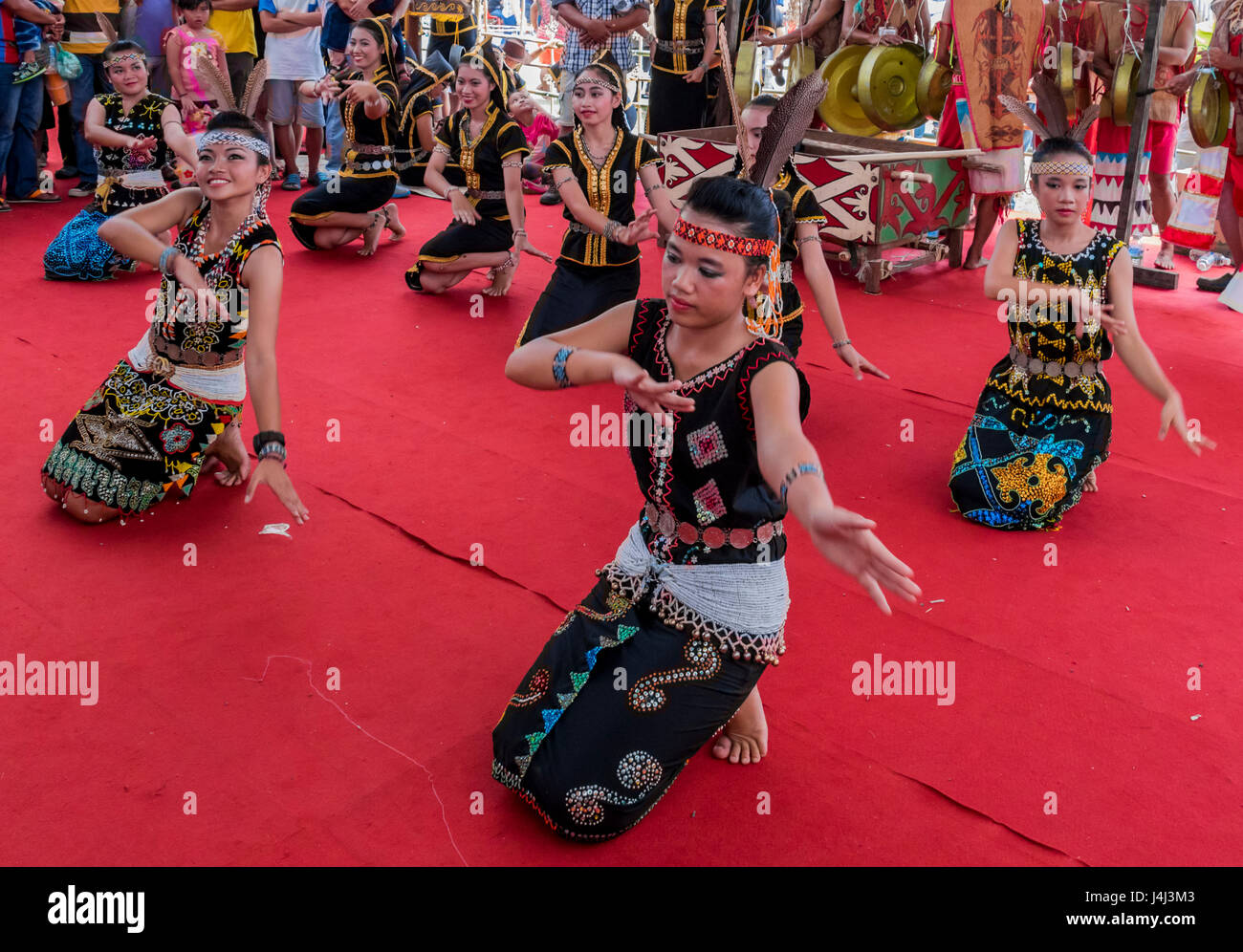 Kadazan-Männer und Frauen beim Kaamatan Festival offiziell das Erntedankfest im Kulturverein Kadazandusan village Stockfoto