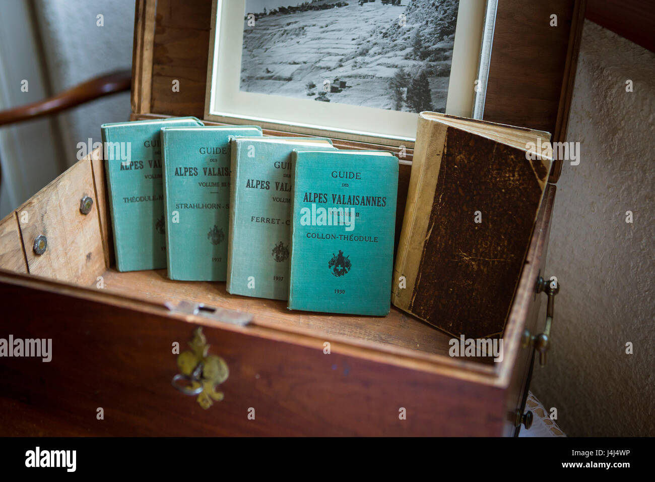 Alten Bergführer Bücher im Hotel in St. Luc Stockfoto