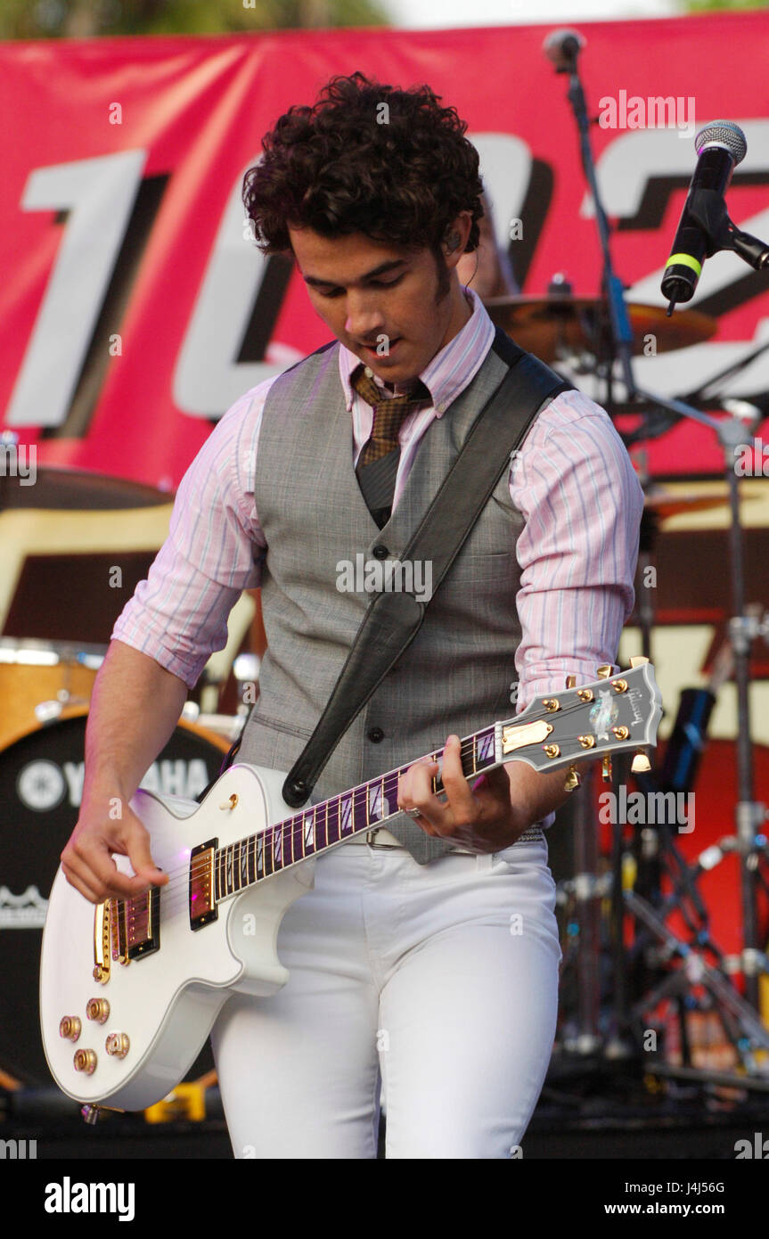 Musiker Kevin Jonas von den Jonas Brothers erklingt in der 2008 102,7 KISS FM Wango Tangofestival in Irvine. Stockfoto