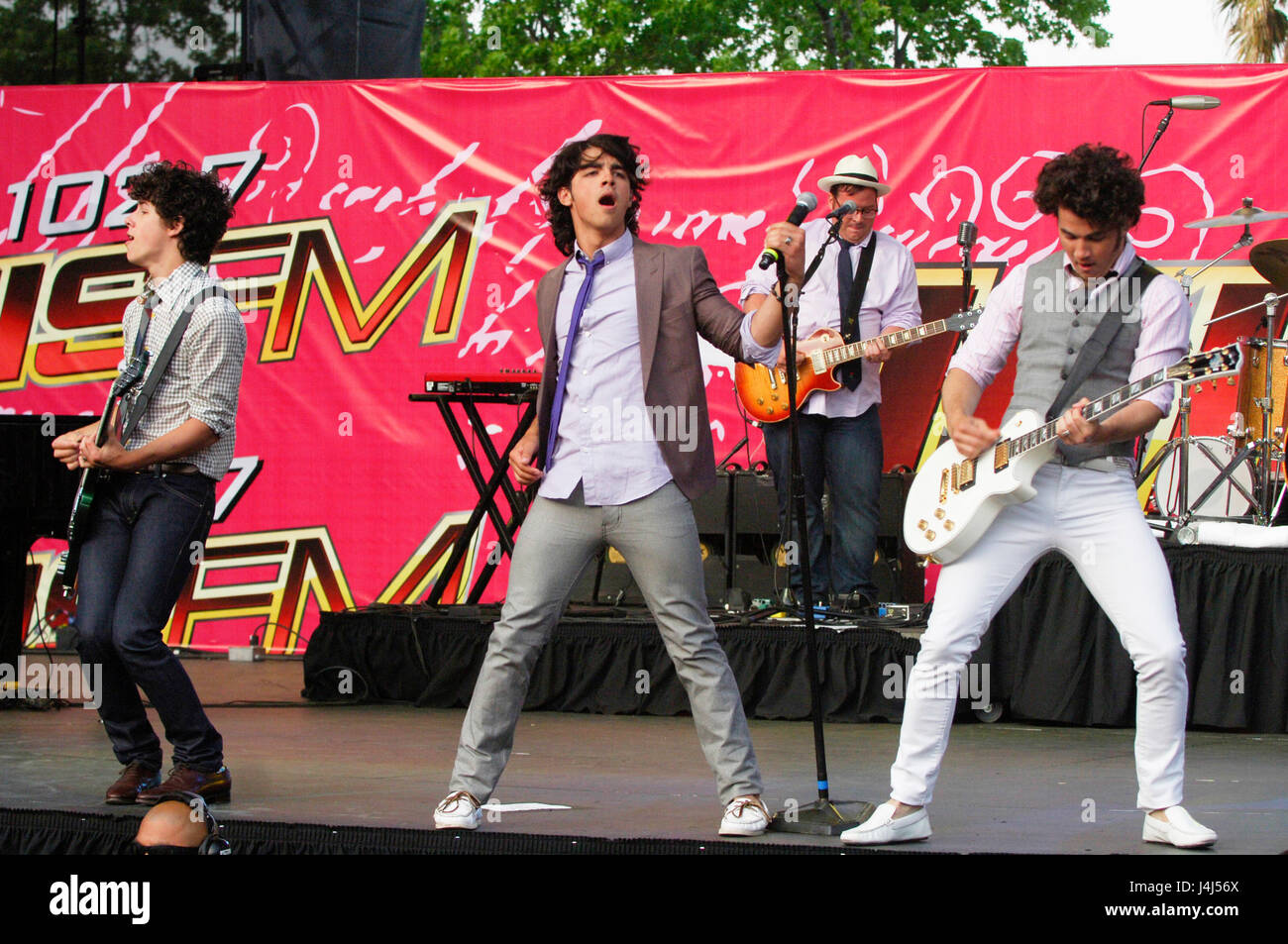 (L-R) Musiker Nick Jonas, Joe Jonas und Kevin Jonas von den Jonas Brothers erklingt in der 2008 102,7 KISS FM Wango Tangofestival in Irvine. Stockfoto