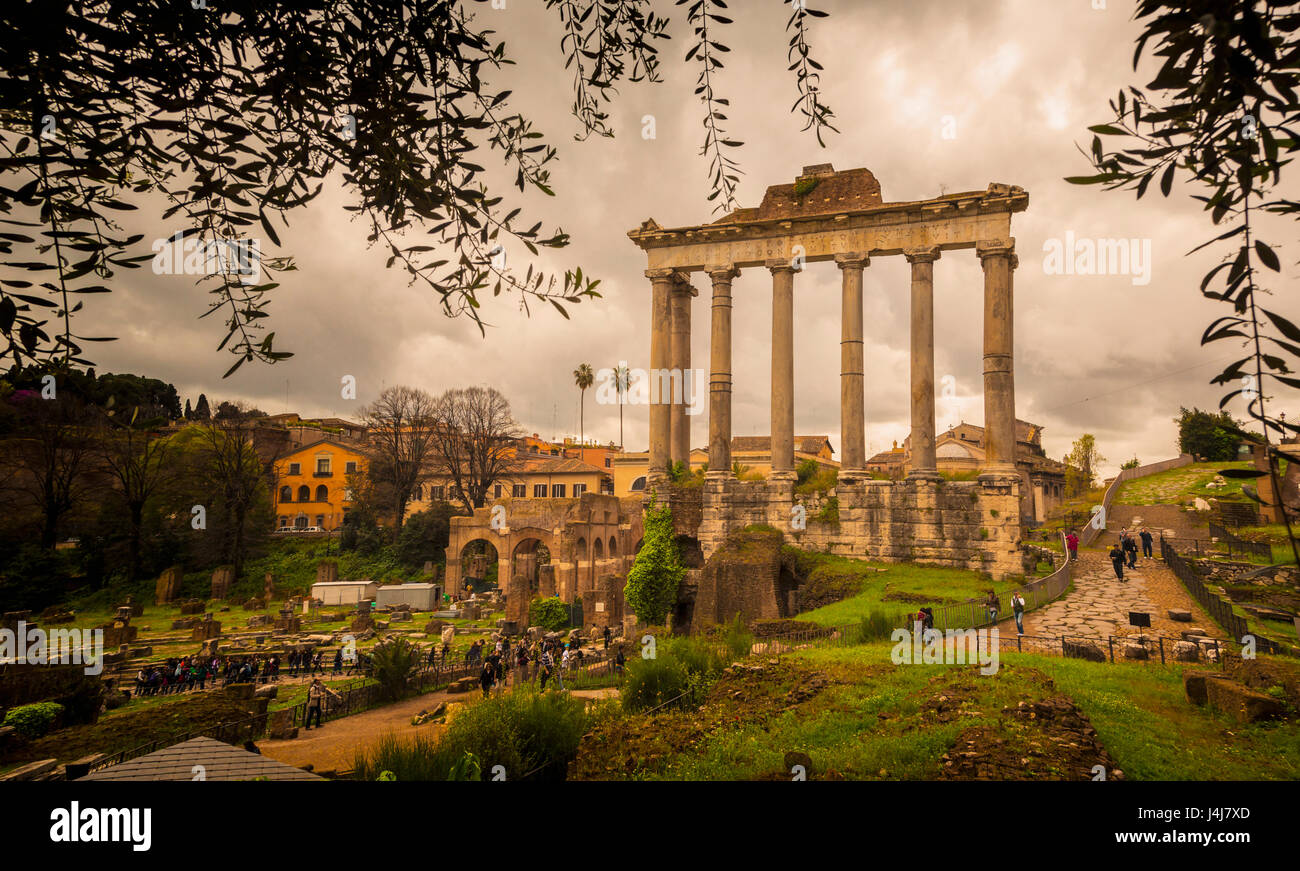 Rom, Italien.  Das Forum Romanum. Der Tempel des Saturn. Tempio di Saturno.  Das historische Zentrum von Rom ist ein UNESCO-Weltkulturerbe. Stockfoto