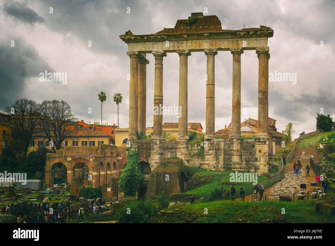 Rom, Italien.  Das Forum Romanum. Der Tempel des Saturn. Tempio di Saturno.  Das historische Zentrum von Rom ist ein UNESCO-Weltkulturerbe. Stockfoto