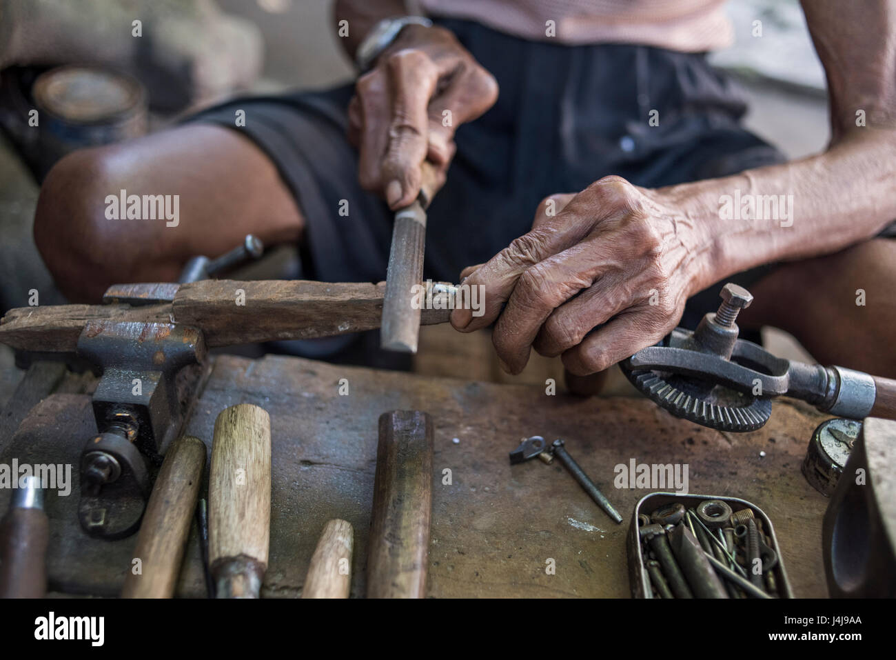 Senior-Zimmermann bei der Arbeit in seiner Werkstatt in Yogyakarta, Java, Indonesien. Stockfoto