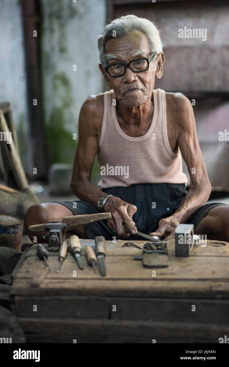 Senior-Zimmermann bei der Arbeit in seiner Werkstatt in Yogyakarta, Java, Indonesien. Stockfoto