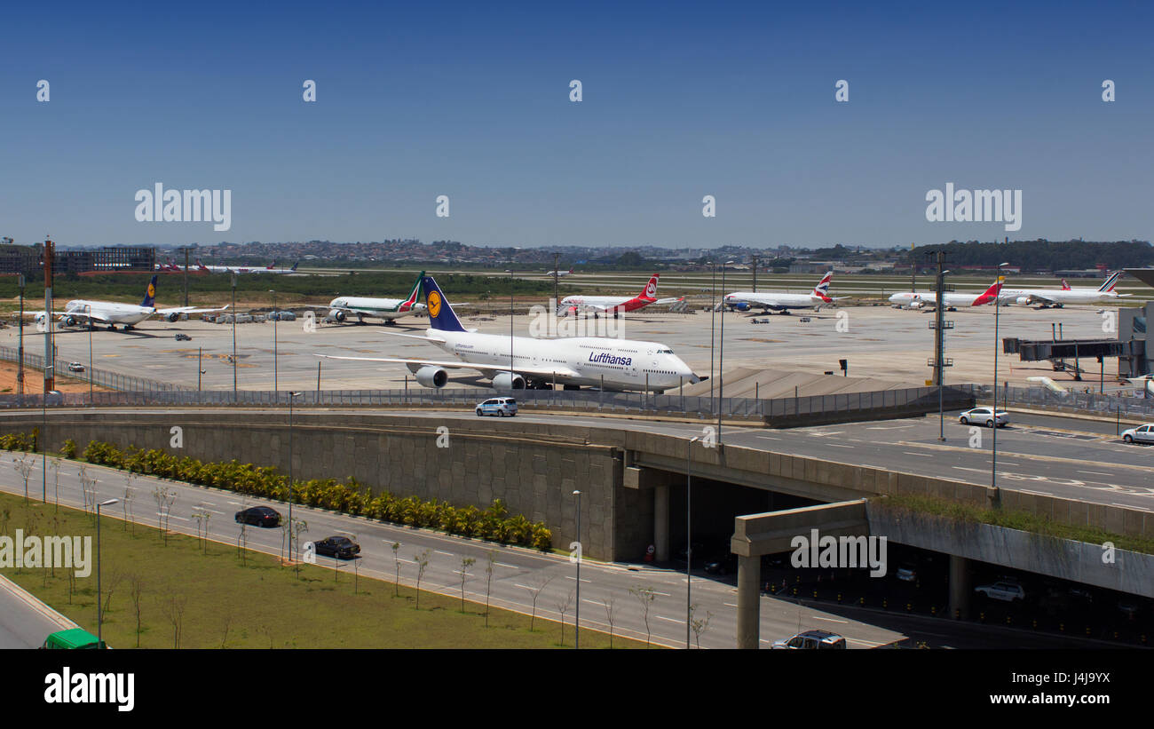 Besetzt Rampe von Terminal 3 am internationalen Flughafen Guarulhos, Sao Paulo, Brasilien - 2016 Stockfoto