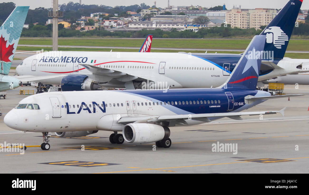 Airbus A320 von LAN Airlines am internationalen Flughafen Guarulhos, Sao Paulo, Brasilien - 2016 Stockfoto