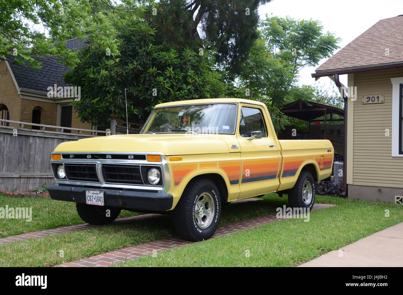 Ein Geparkter Gelber Ford Abholen In Einem Austin Texas Einfahrt