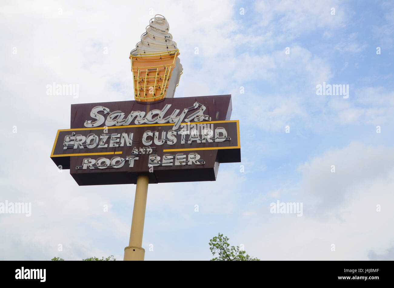 Melden Sie für Sandys Frozen Custard und Wurzelbier in Austin, Texas, ein 1950er Jahre-Fast-Food-Gelenk Stockfoto