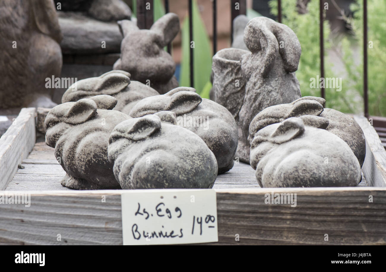 Ein Haufen Hasen auf einem Flohmarkt zu verkaufen Stockfoto