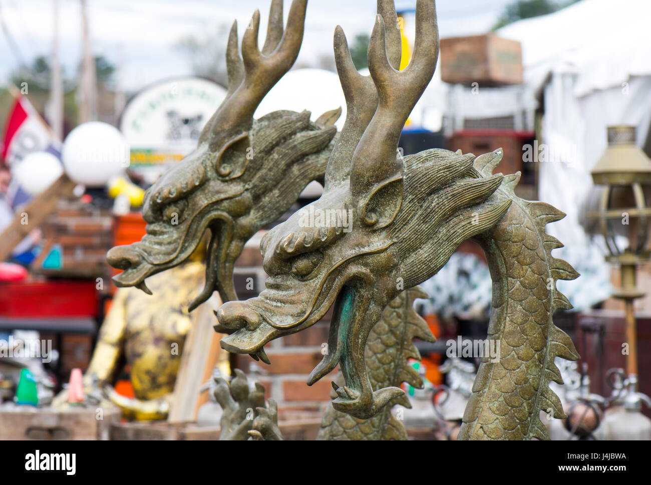 Ein paar asiatischen Drachen Statuen an einer Outdoor-Antiquitätenmesse. Stockfoto