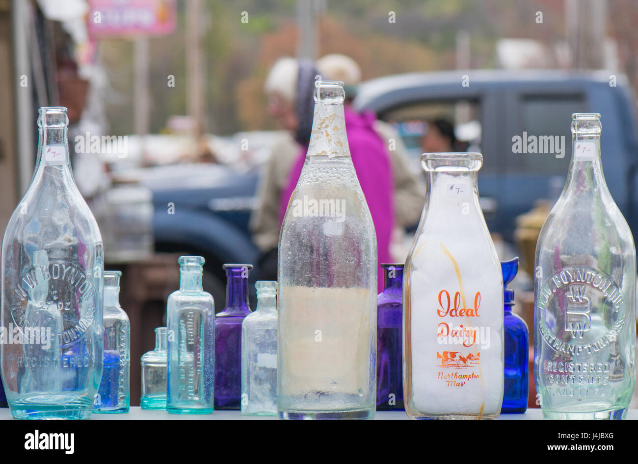 Nahaufnahme des alten farbigen Glasflaschen an einem externen Antiquitätengeschäft. Stockfoto