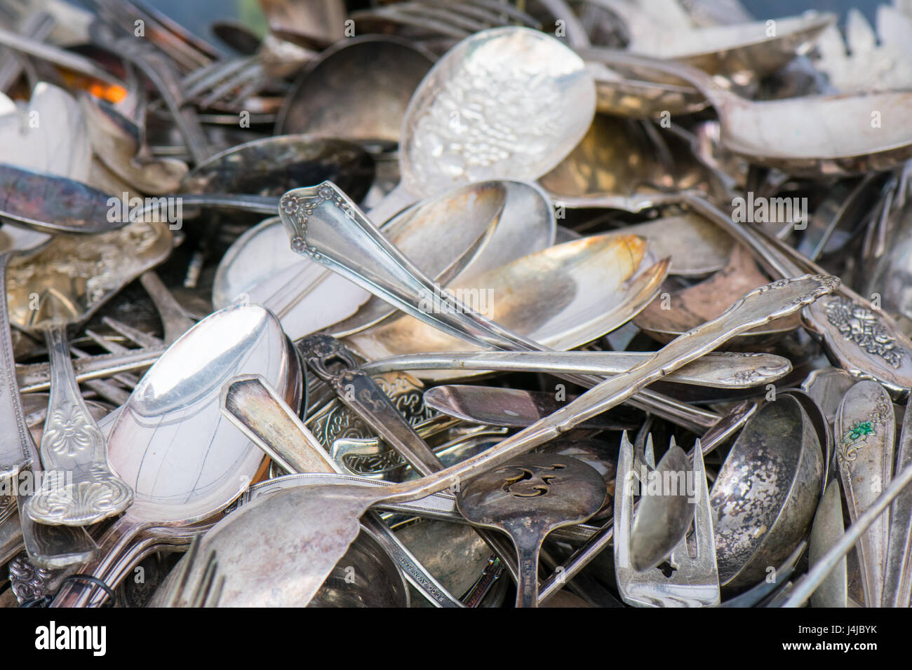Ein Durcheinander von alte Tafelsilber Leuchten auf einem Flohmarkt. Stockfoto