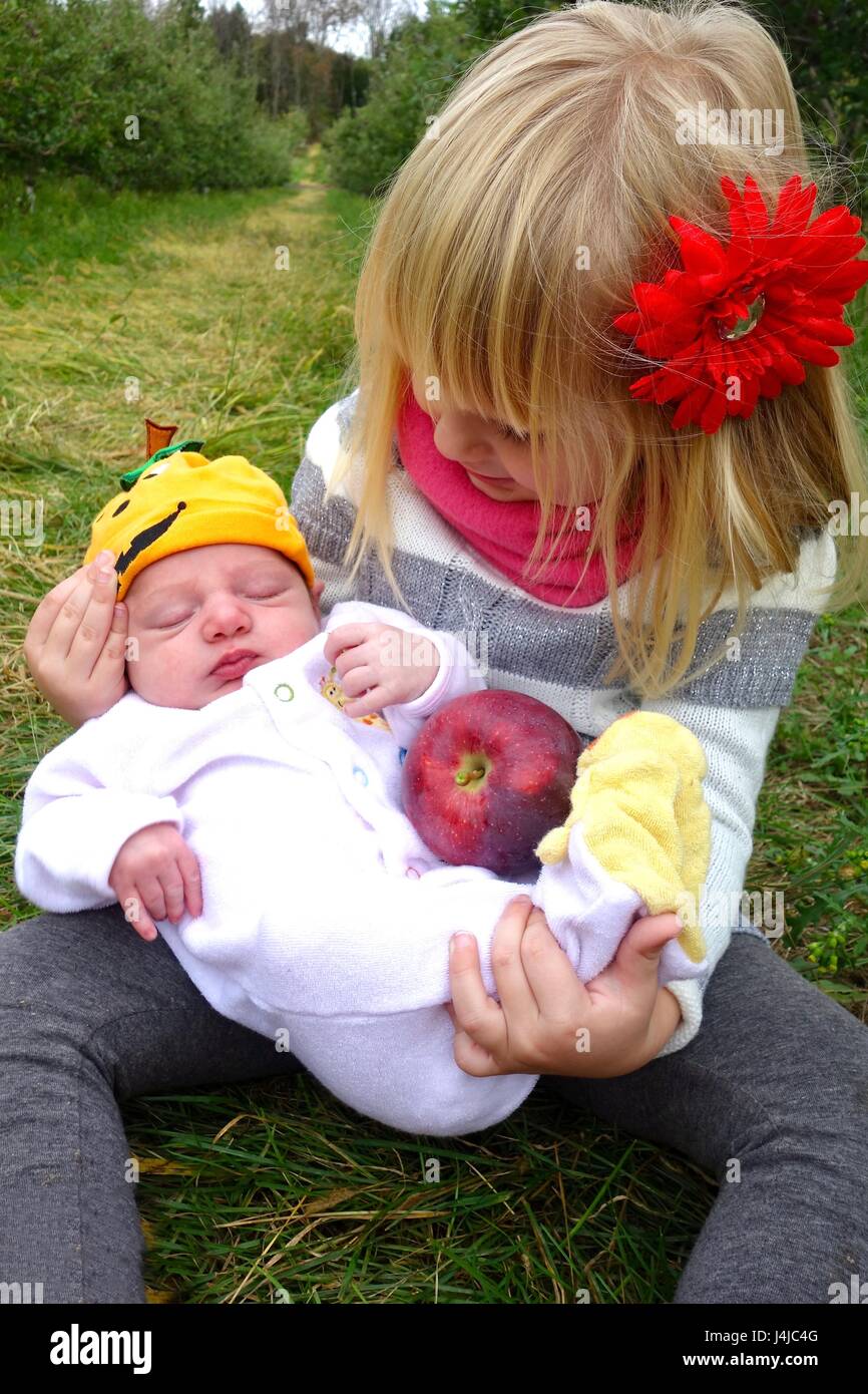 Große Schwester Holding neue Baby Bruder Stockfoto