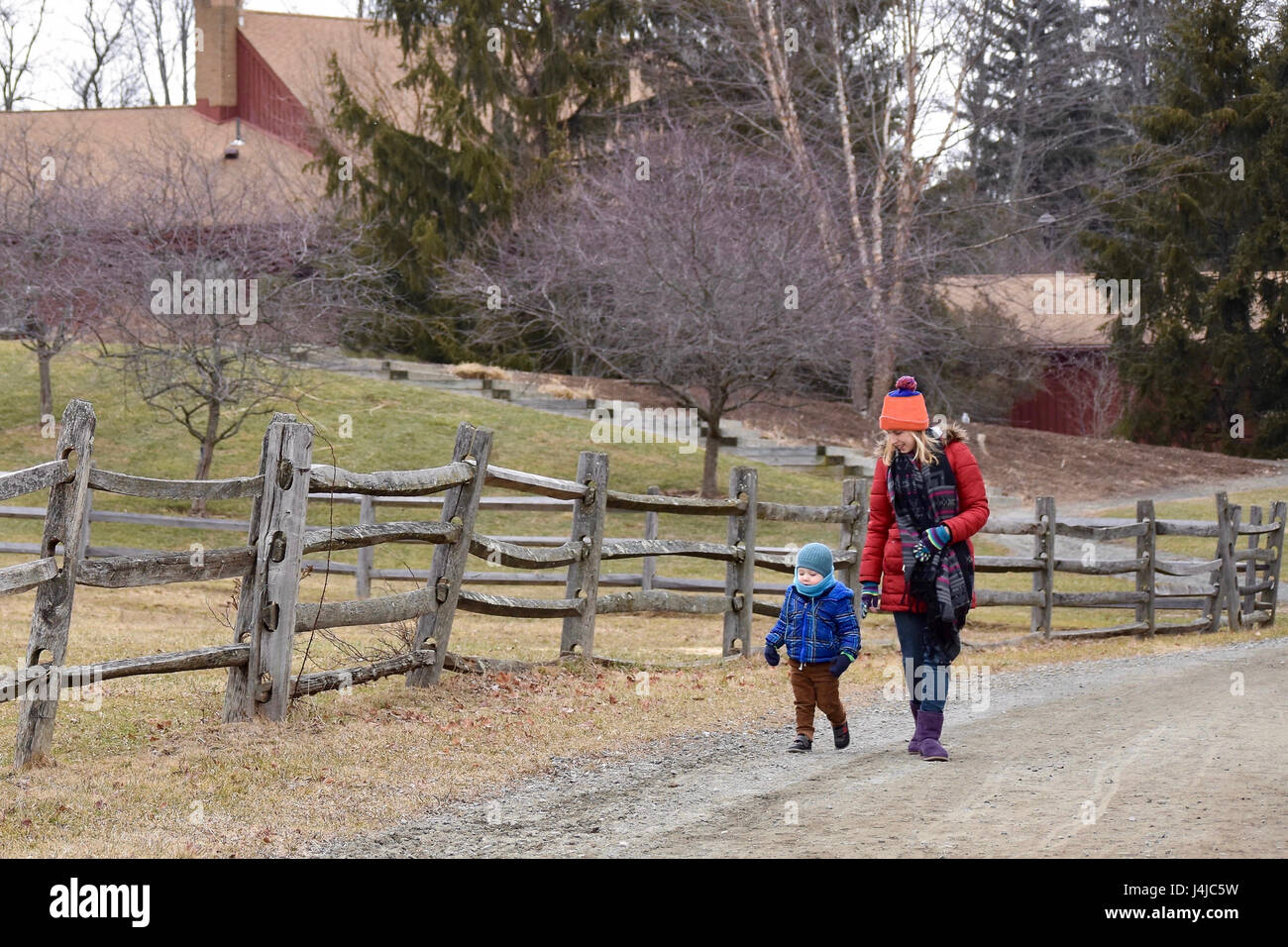 Mutter und Sohn gemeinsam Wandern im Freien im Winter Stockfoto