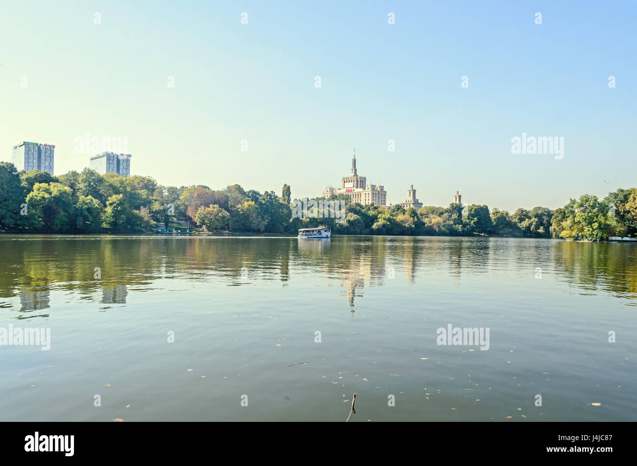 Blick vom Herastrau Park von Haus der freien Presse - Casa Presei Libere, Boot auf dem See. Stockfoto