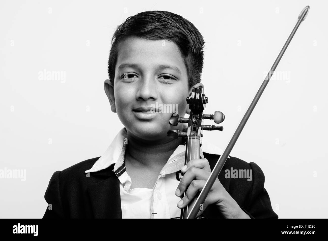 Niedliche kleine indische / asiatische junge spielen Geige wie ein Profi, isoliert über weißem Hintergrund Stockfoto