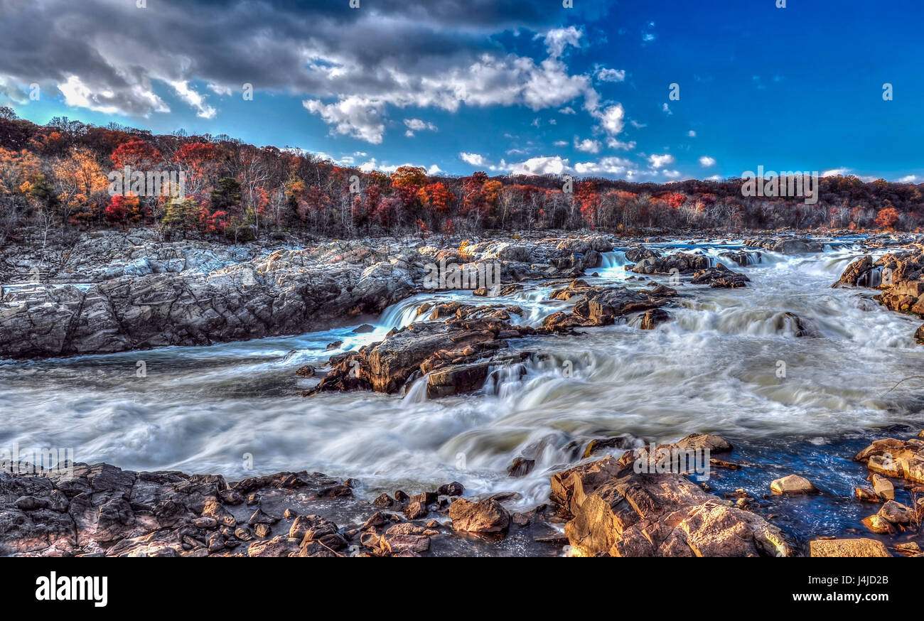 Wasserfälle und Stromschnellen des Great Falls Maryland im Herbst Stockfoto