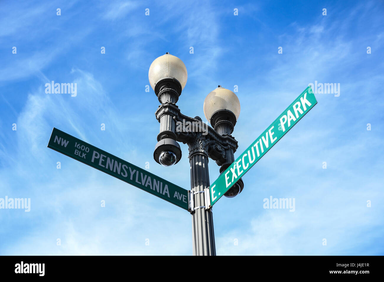 Straßenschild, Laternenpfahl und Überwachungskameras vor dem weißen Haus, Washington, D.C. Stockfoto
