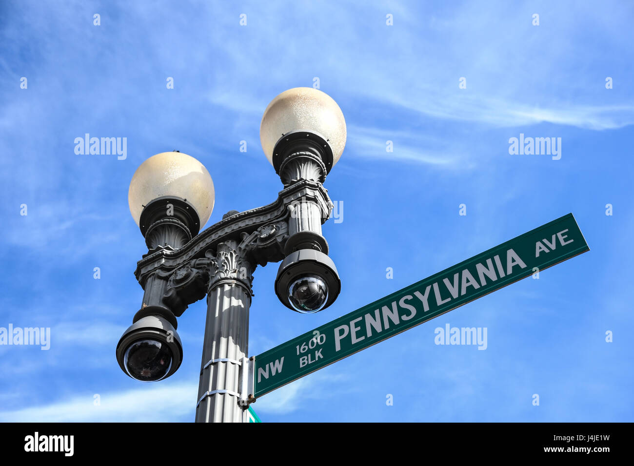 Straßenschild, Laternenpfahl und Überwachungskameras vor dem weißen Haus, Washington, D.C. Stockfoto