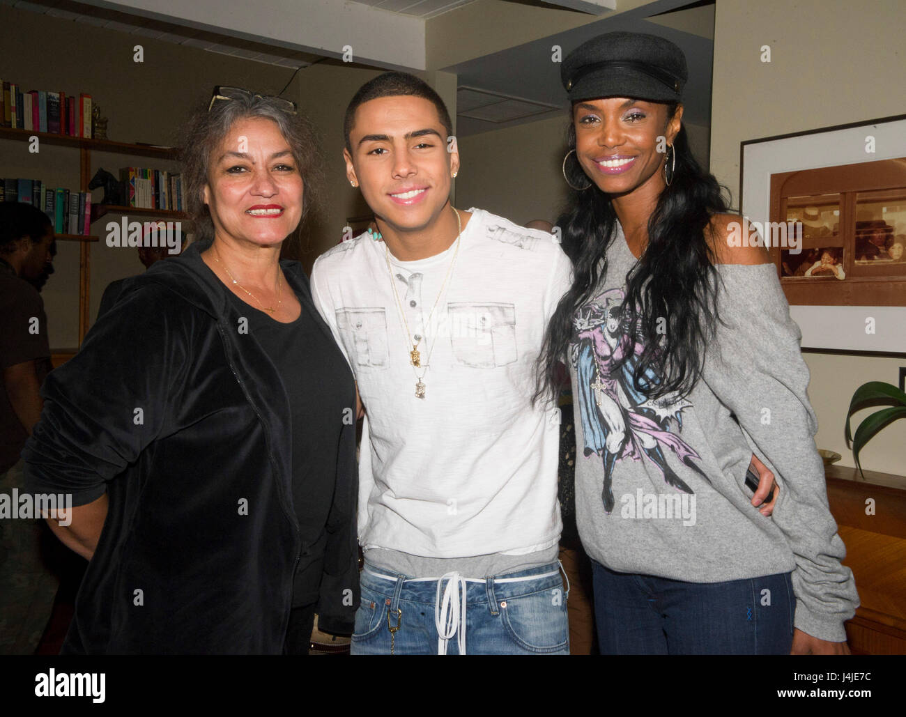 Quincy Brown (c) und Mutter Kim Porter (r) am Set von Quincy Brown ...