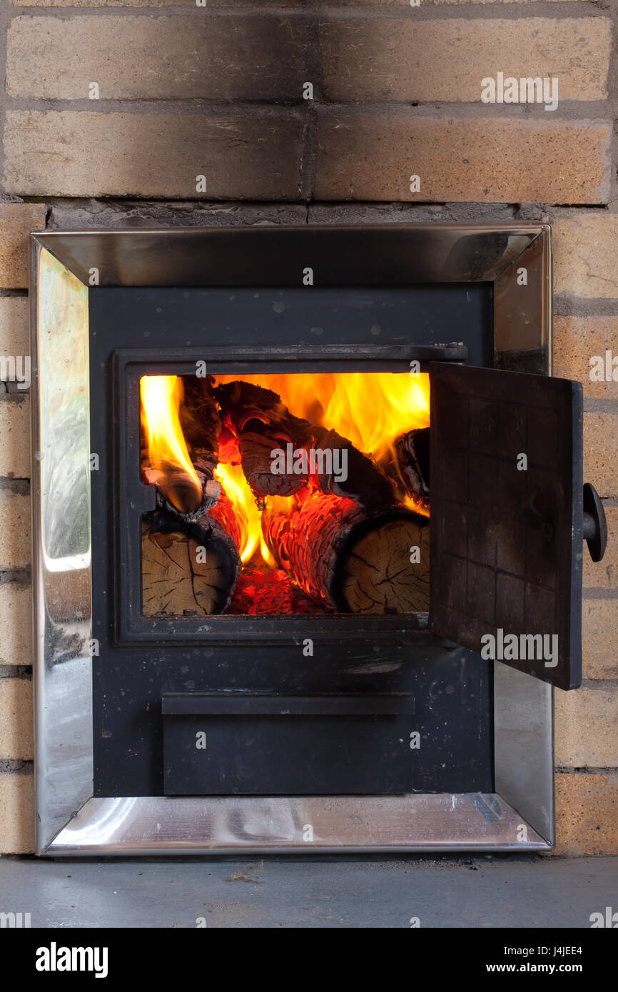 Holzofen mit brennenden Brennholz Stockfoto
