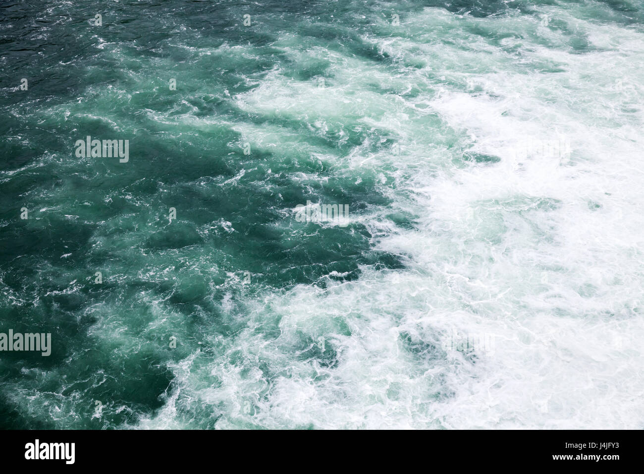 Stürmische See, tiefblauen Wasser mit Schaum und Wellen, natürlichen Hintergrundfoto Stockfoto