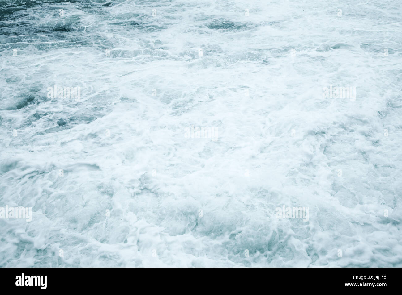 Meer Wasseroberfläche mit Schaum und Wellen, natürlichen Hintergrundfoto Stockfoto
