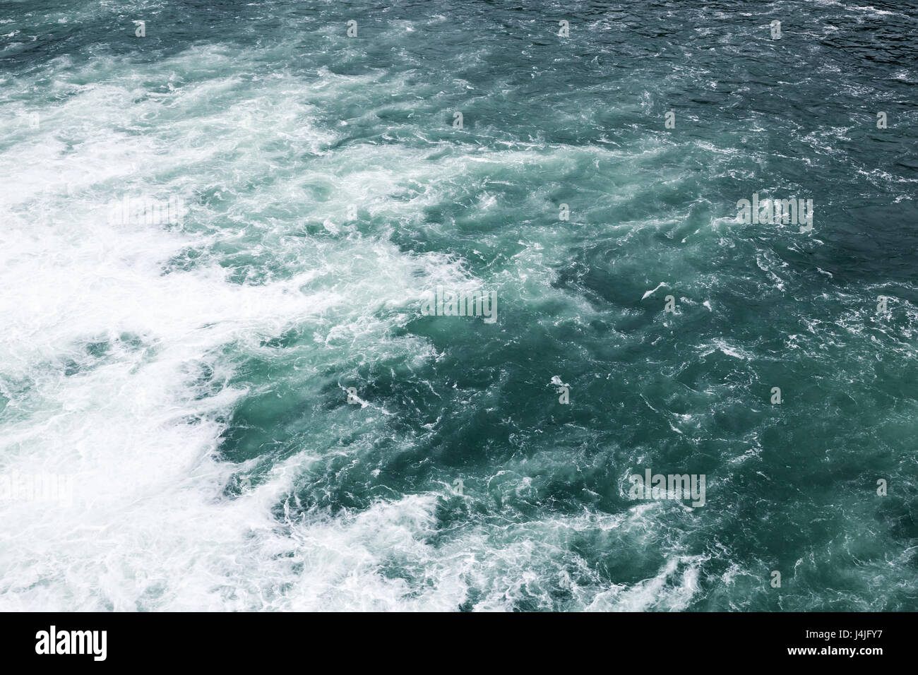 Stürmische See, winken tiefblaue Wasserfläche mit Schaum, natürlichen Hintergrundfoto Stockfoto