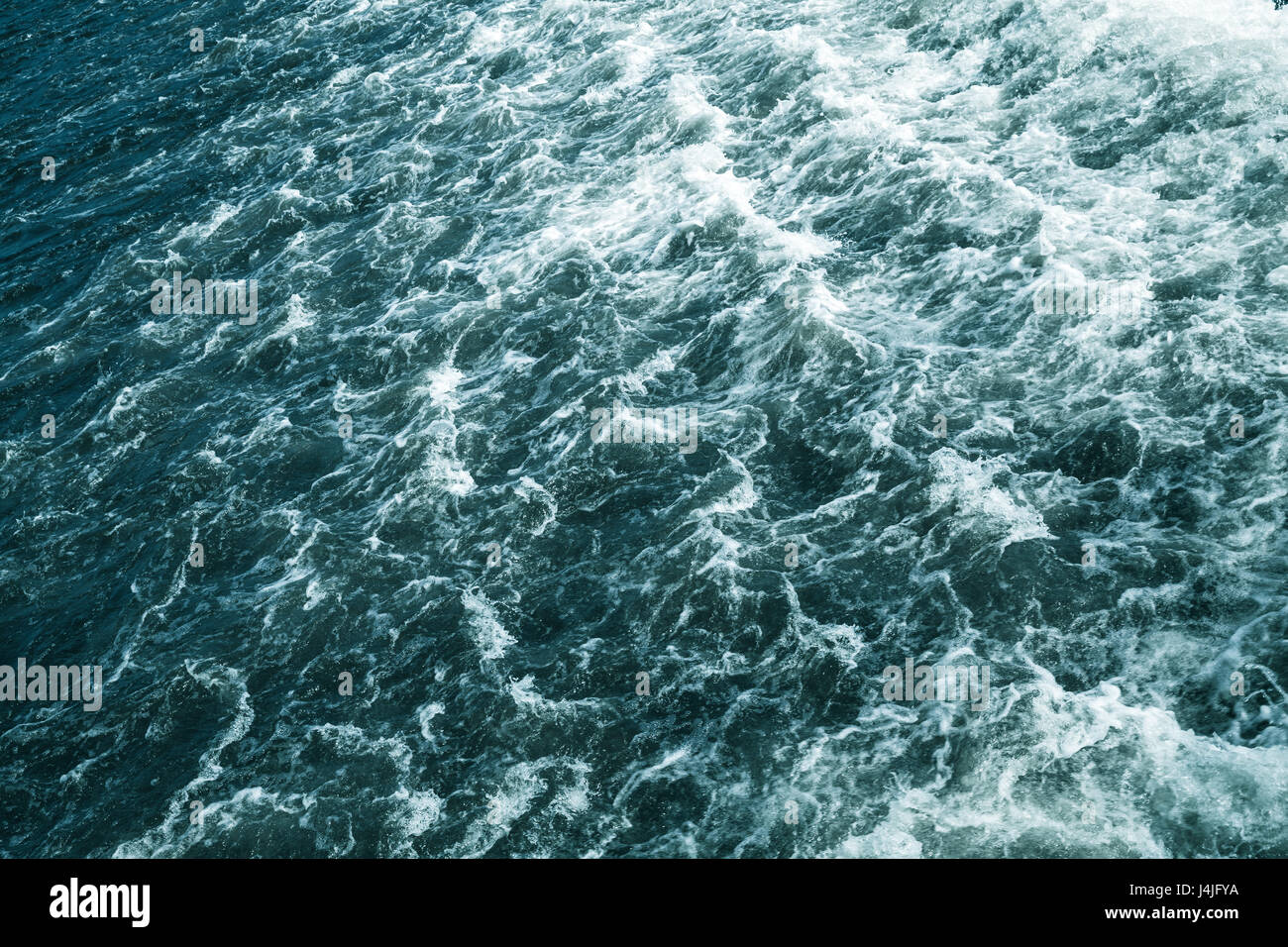 Stürmische See, tiefblauen Wasseroberfläche mit Schaum und Wellen, natürlichen Hintergrundfoto Stockfoto