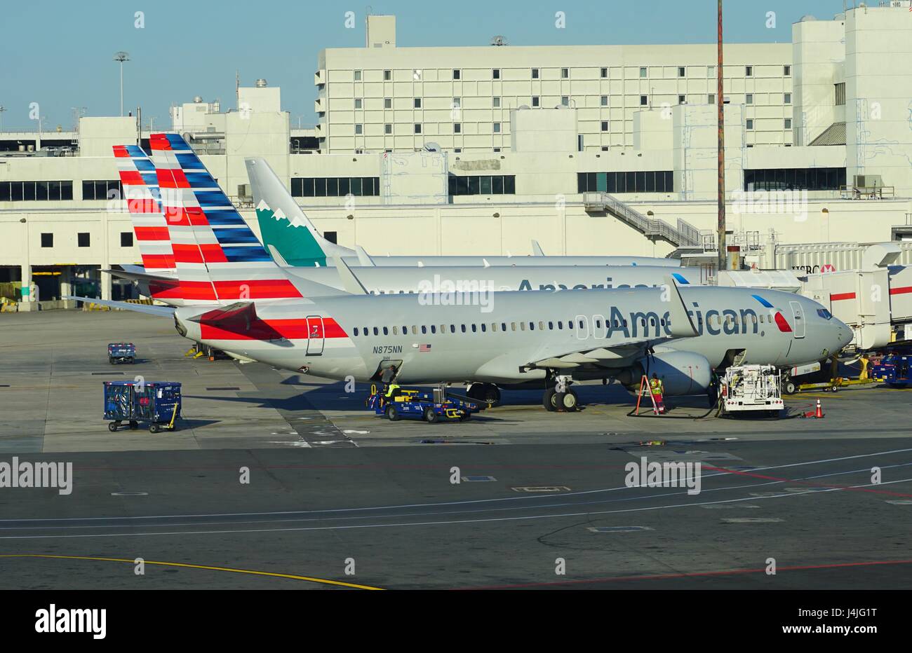 American Airlines (AA) Flugzeuge an der Miami International Airport (MIA), ein bedeutender Knotenpunkt für Amerikaner Stockfoto