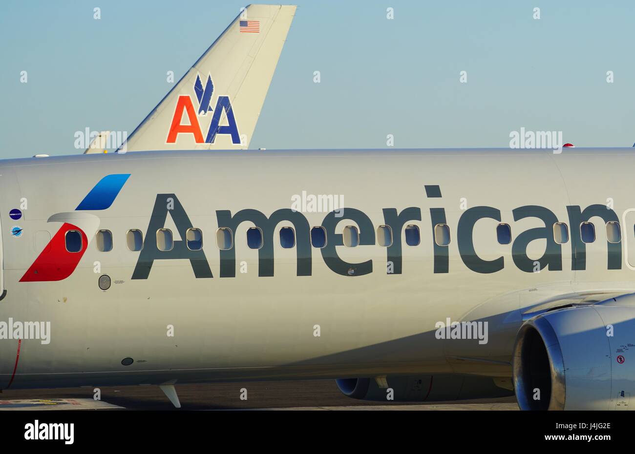 American Airlines (AA) Flugzeuge an der Miami International Airport (MIA), ein bedeutender Knotenpunkt für Amerikaner Stockfoto