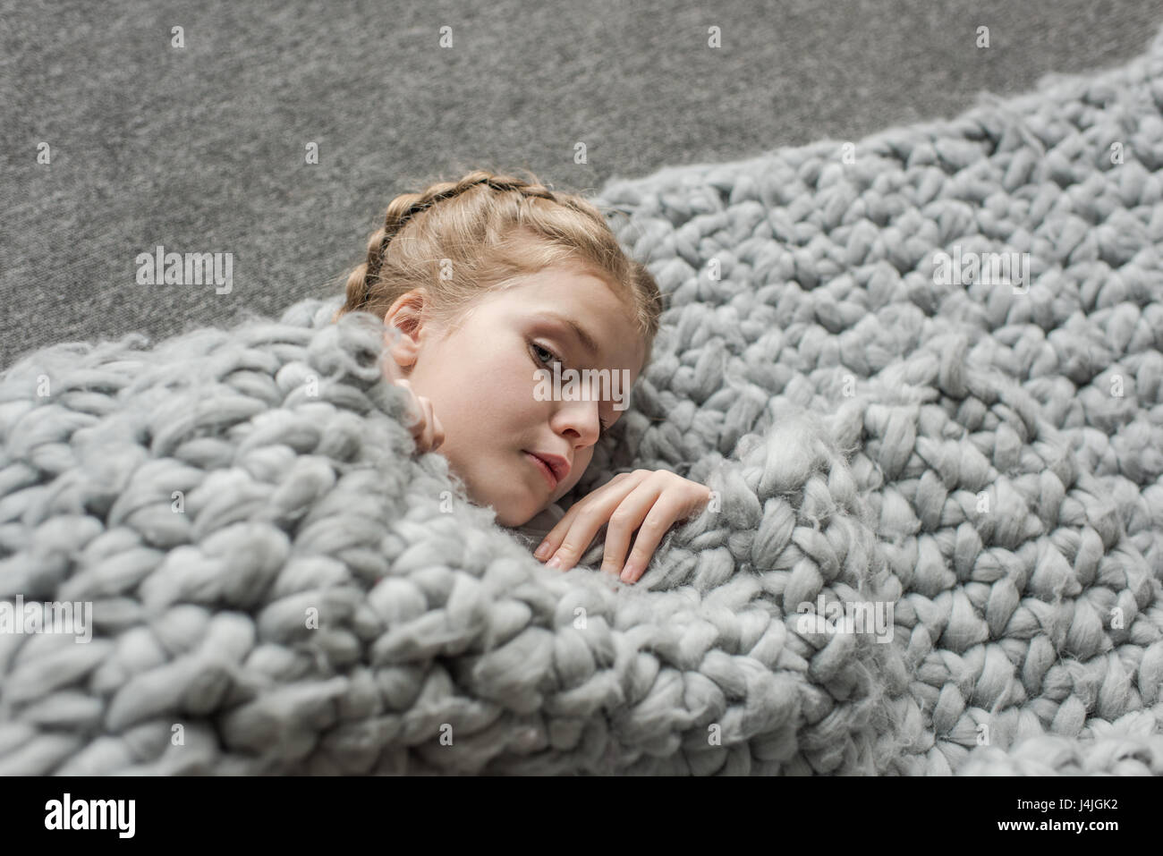 Familien-Konzept. Mutter, Vater und kleine hübsche Mädchen zu Hause Stockfoto