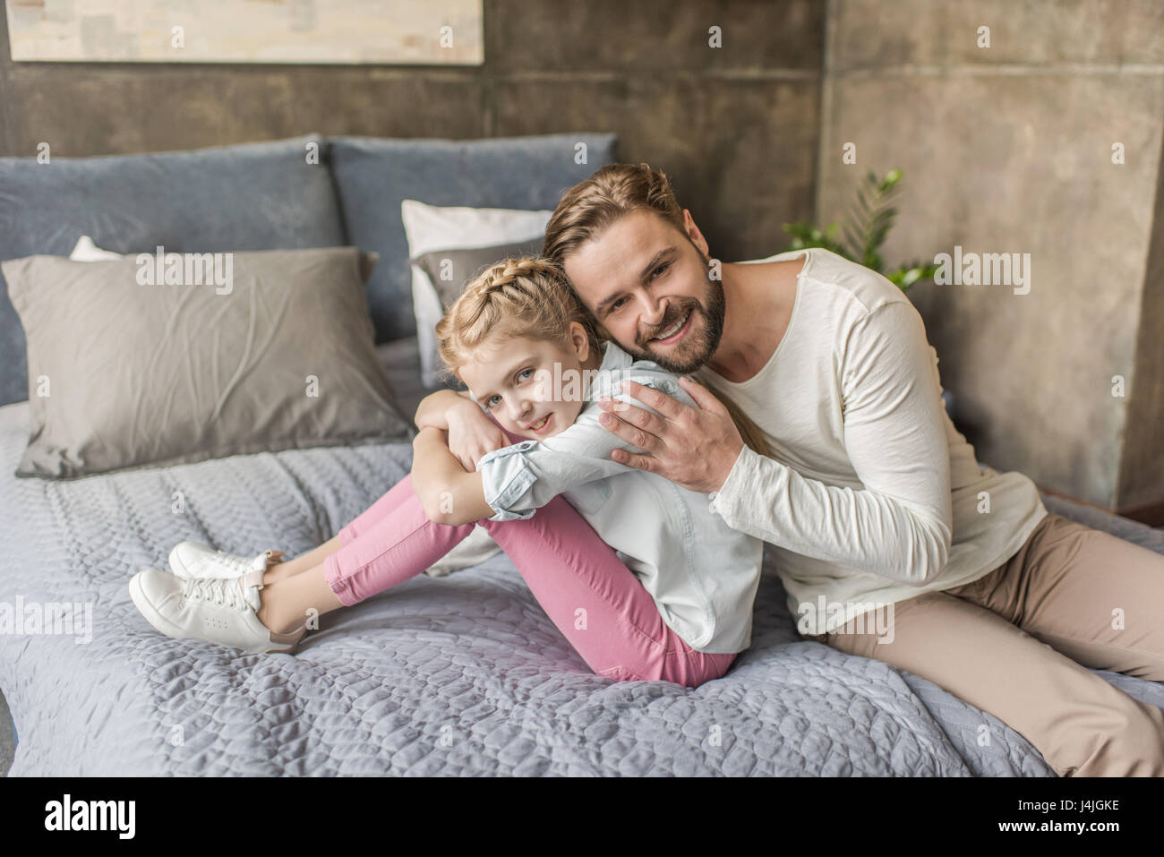 Familien-Konzept. Mutter, Vater und kleine hübsche Mädchen zu Hause Stockfoto