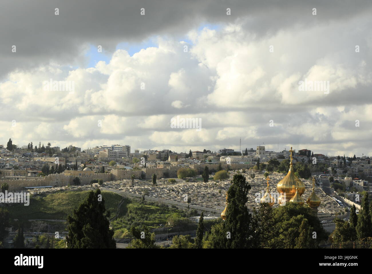 Israel, Jerusalem, ein Blick vom Ölberg, die goldenen Kuppeln der russisch-orthodoxen Kirche von Mary Magdalene mit Blick auf Ost-Jerusalem Stockfoto