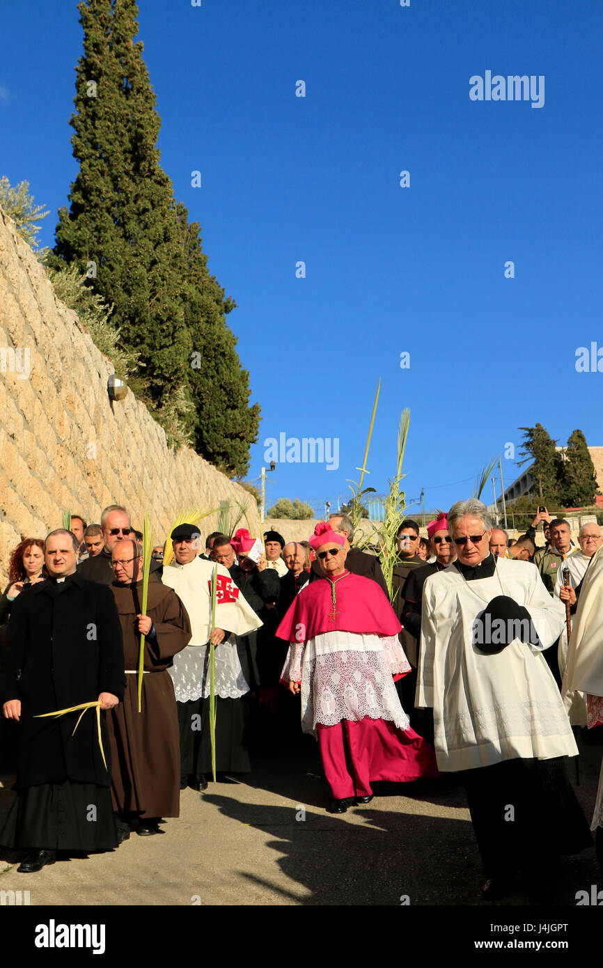 Israel, Jerusalem, den lateinischen Patriarchen von Jerusalem Fouad Twal führt die Prozession am Palmsonntag auf dem Ölberg Stockfoto