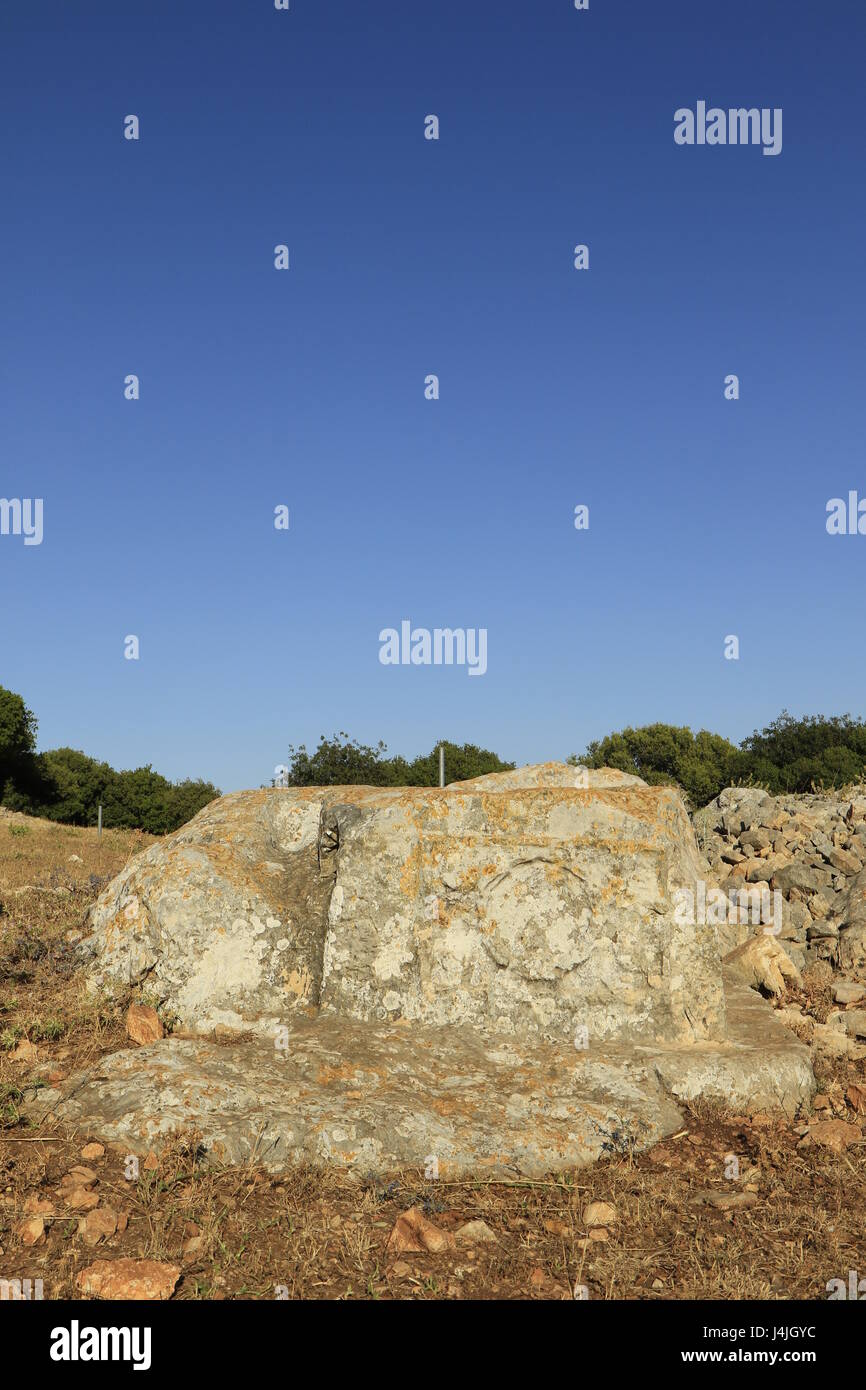 Israel, eine unvollendete Sarkophag in Hurvat Dubah auf dem Berg Karmel, Standort des Prophets Elijah Contest mit den Propheten des Baal Stockfoto