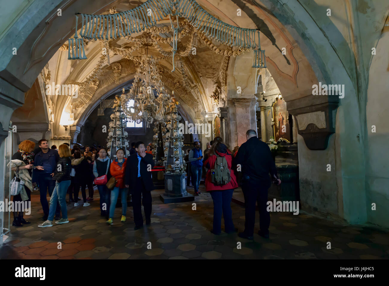 Dekorationen von menschlichen Knochen in Sedlec Ossuary in Kutna Hora. Tschechische Republik Stockfoto