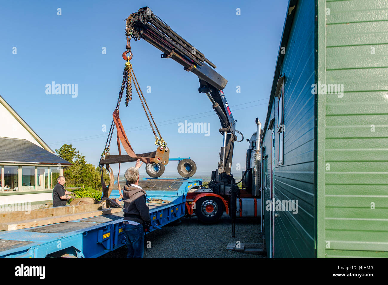 Alten Wohnmobil ist auf einem Tieflader zur Bergung/Schrott/recycling Mobilheim Entfernung mit textfreiraum weggenommen werden gehoben. Stockfoto