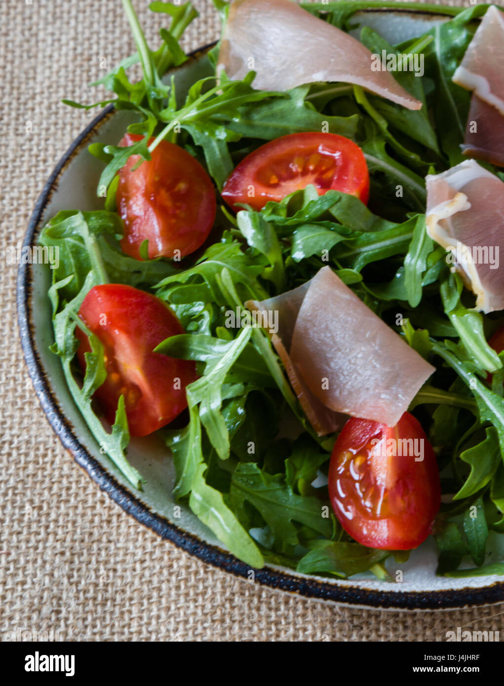 Frische gesunde Parmeggiano Salat mit Tomaten und Schinken ...