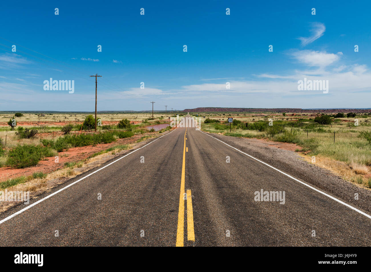 Leere Straßen im Bundesstaat New Mexico, USA; Konzept für Reisen in die USA und Road Trip Stockfoto