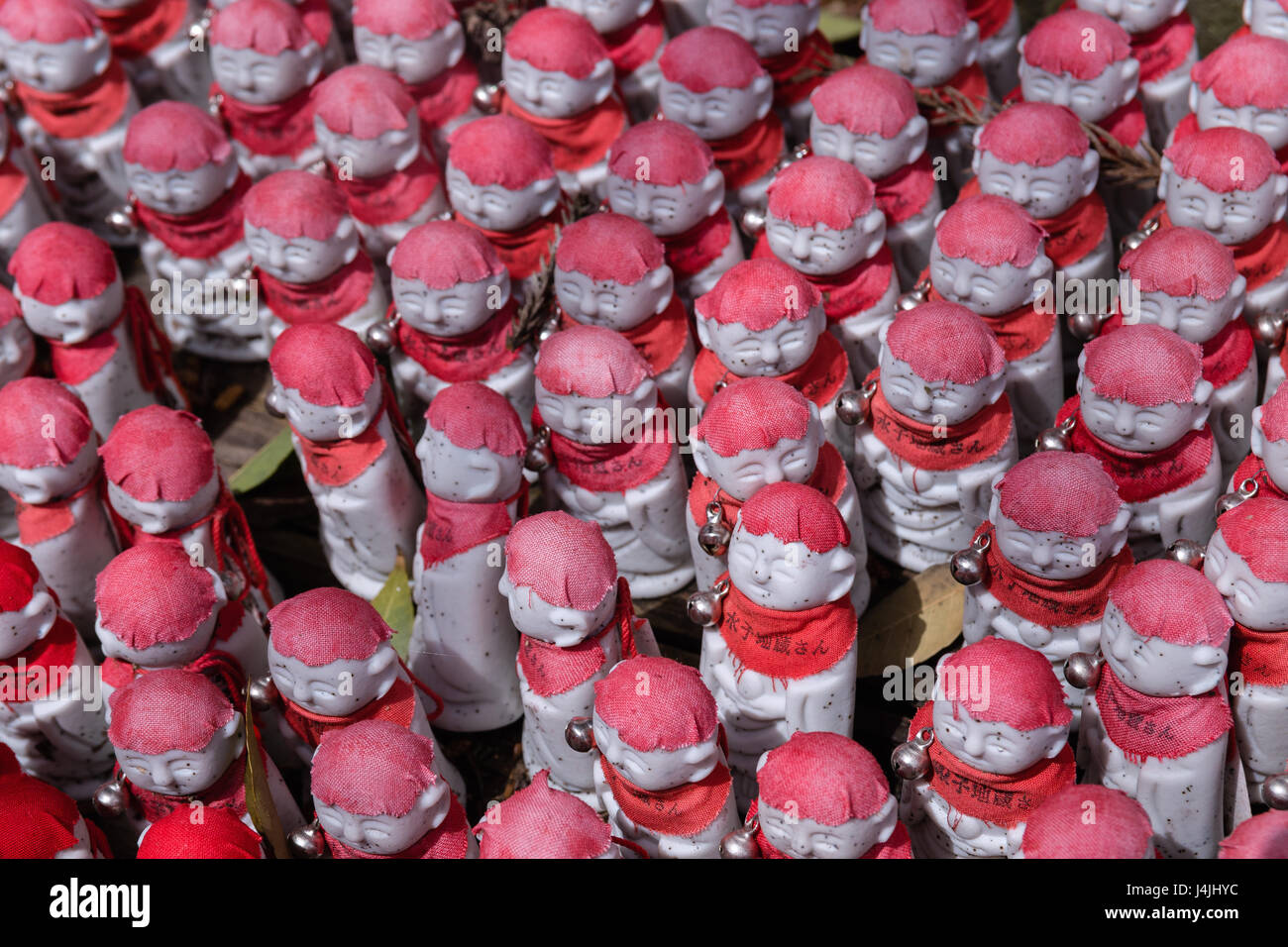 Typische Jizo Bosatsu-Figuren in Japan Stockfoto