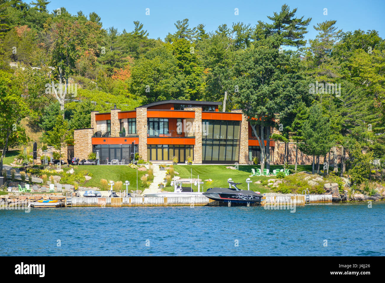 Kingston, Kanada - 3. September 2016: Ein modernes Haus in 1000 Inseln und Kingston in Ontario, Kanada Stockfoto